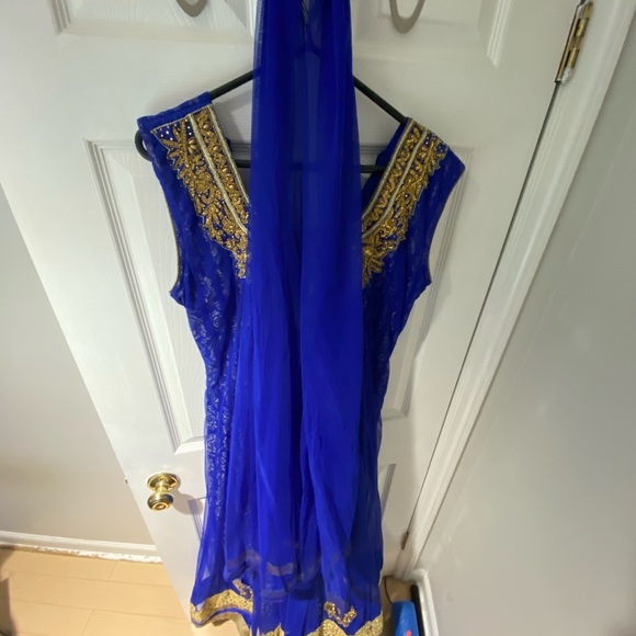 Traditional dress with scarf and silk pants stating size 46 - Picture 3 of 4